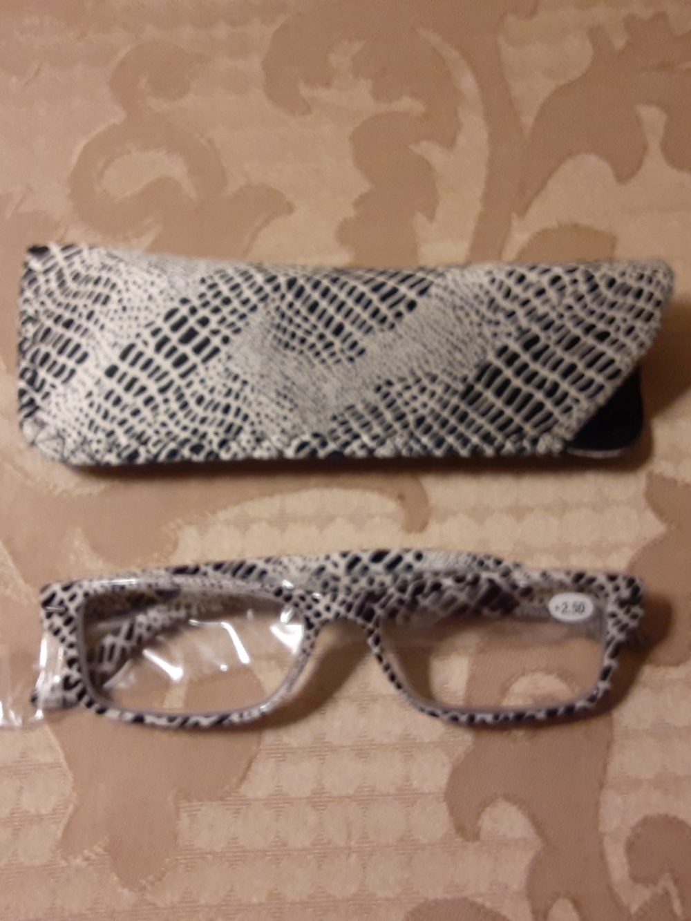 Rectangular Snake Print Reading Glasses +2.50 & Case